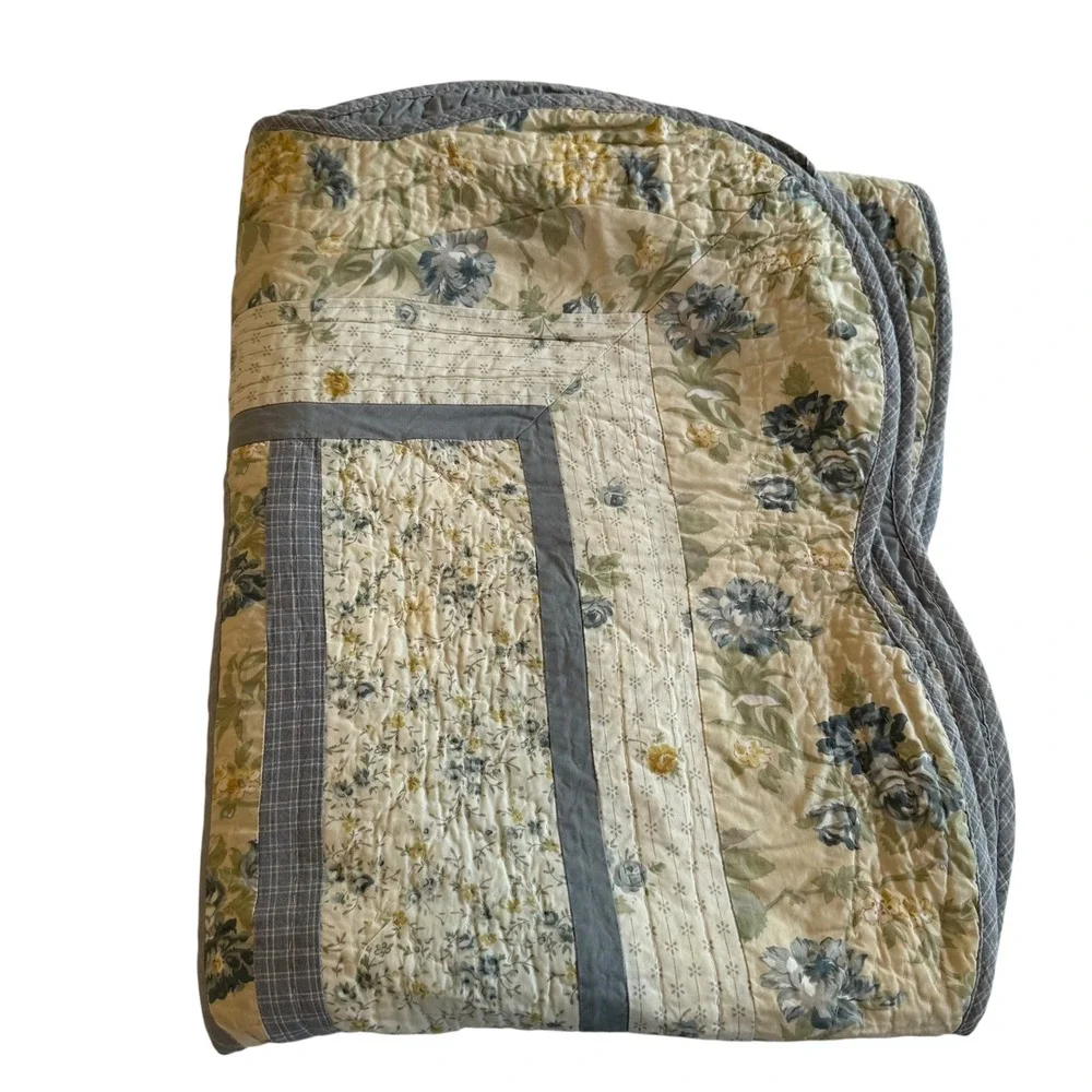 Floral Patchwork Hand Quilt Bedspread Blue Cream Cottagecore Farmhouse Twin